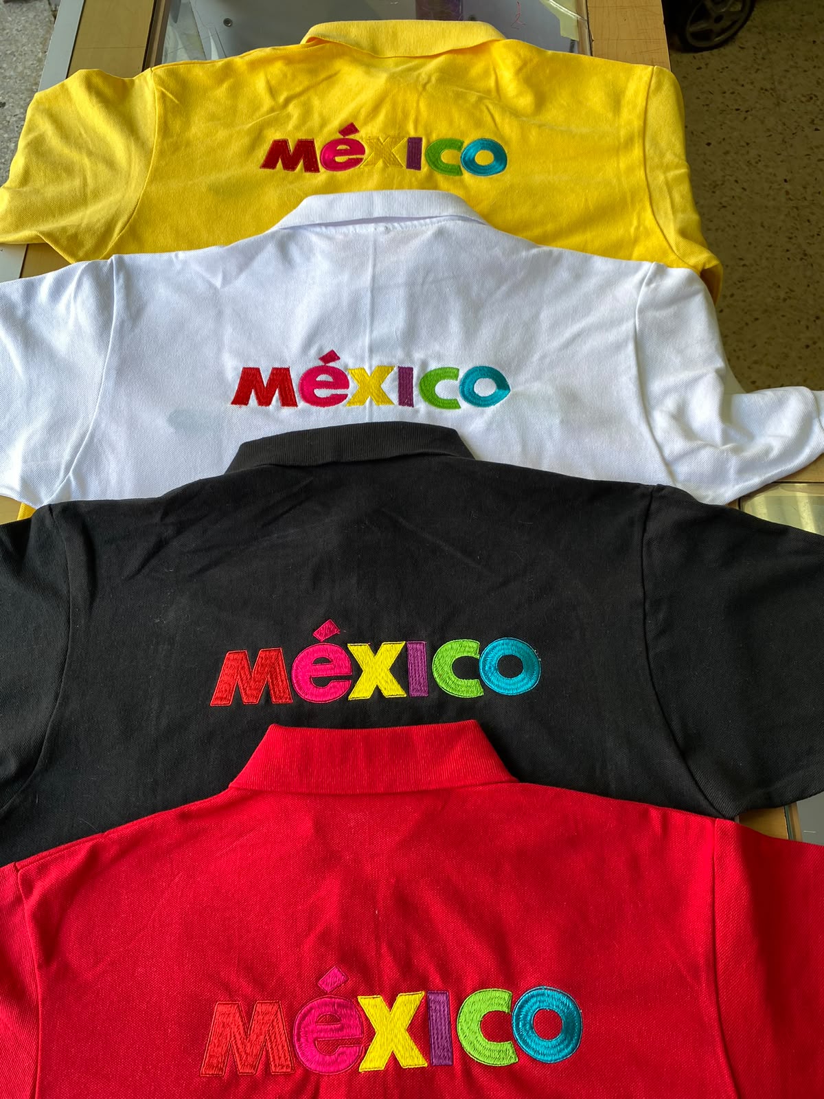 Prendas de diferentes colores con bordados