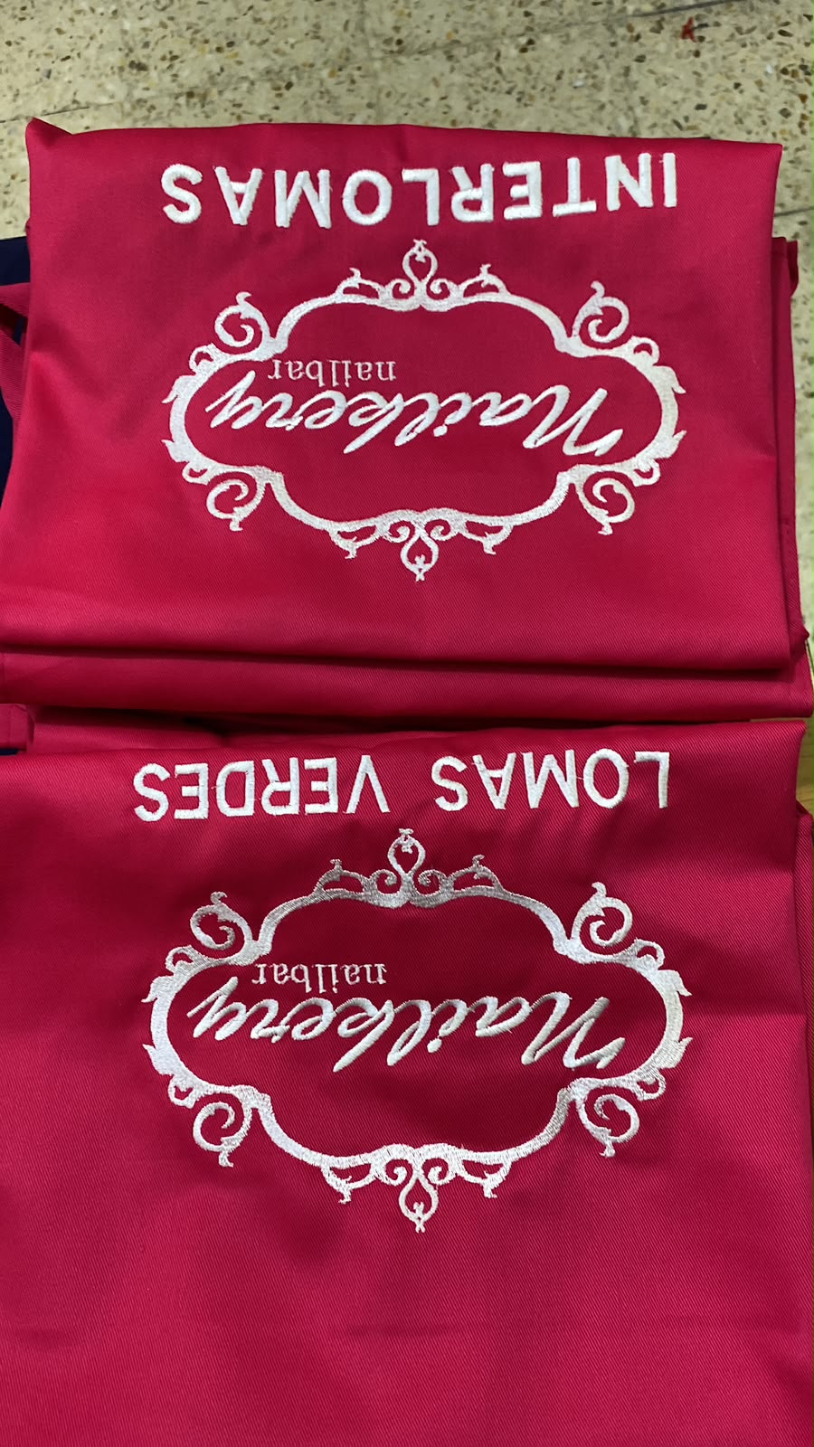 Prendas color vino con bordado blanco